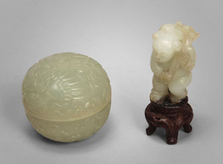 Lote 362: DOS PEQUEÑAS PIEZAS CHINAS DE JADE ESCULPIDO.  DOS PEQUEÑAS PIEZAS CHINAS DE JADE ESCULPIDO. 