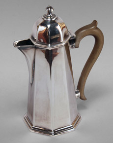 Lote 385: PEQUEÑA CAFETERA DE PLATA INGLESA SELLADA.  PEQUEÑA CAFETERA DE PLATA INGLESA SELLADA. 