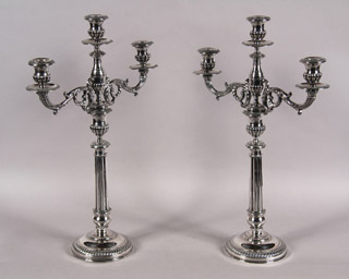 Lote 353: PAR DE CANDELABROS DE PLATA FRANCESA SELLADA.  PAR DE CANDELABROS DE PLATA FRANCESA SELLADA. 