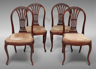 Lote 210: CUATRO ANTIGUAS SILLAS INGLESAS DE ESTILO HEPPLEWHITE. CUATRO ANTIGUAS SILLAS INGLESAS DE ESTILO HEPPLEWHITE.