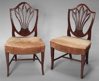 Lote 224: PAR DE ANTIGUAS SILLAS INGLESAS ESTILO HEPPLEWHITE. PAR DE ANTIGUAS SILLAS INGLESAS ESTILO HEPPLEWHITE.
