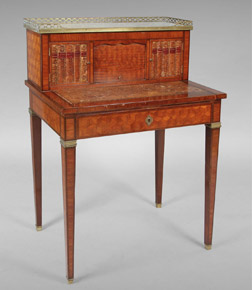 Lote 217: MUEBLE ESCRITORIO PARA DAMA CON ALZADA. MUEBLE ESCRITORIO PARA DAMA CON ALZADA.
