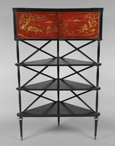 Lote 214: MUEBLE ESQUINERO CON DECORACION ORIENTAL. MUEBLE ESQUINERO CON DECORACION ORIENTAL.