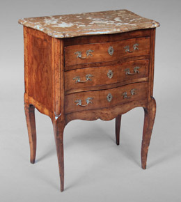 Lote 206: ANTIGUA PEQUEÑA COMODA FRANCESA DE ESTILO LUIS XV. ANTIGUA PEQUEÑA COMODA FRANCESA DE ESTILO LUIS XV.