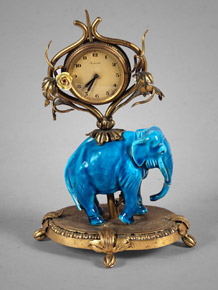 Lote 586: PEQUEÑO RELOJ FRANCES DE BRONCE CON FIGURA DE ELEFANTE.  PEQUEÑO RELOJ FRANCES DE BRONCE CON FIGURA DE ELEFANTE. 