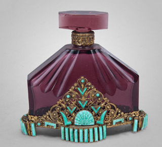 Lote 577: PERFUMERO FRANCES ART DECO DE VIDRIO VIOLETA.  PERFUMERO FRANCES ART DECO DE VIDRIO VIOLETA. 