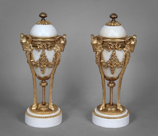 Lote 327: PAR DE CASSOLETTES FRANCESAS DE BRONCE Y MARMOL CON TAPA.  PAR DE CASSOLETTES FRANCESAS DE BRONCE Y MARMOL CON TAPA. 