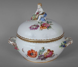 Lote 554: ANTIGUA SOPERA ALEMANA DE PORCELANA ESMALTADA.  ANTIGUA SOPERA ALEMANA DE PORCELANA ESMALTADA. 