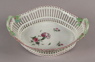 Lote 596: FRUTERA DE PORCELANA ALEMANA ESMALTADA.  FRUTERA DE PORCELANA ALEMANA ESMALTADA. 