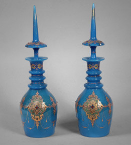 Lote 518: PAR DE ANTIGUOS BOTELLONES DE OPALINA AZUL CON SUS TAPONES. PAR DE ANTIGUOS BOTELLONES DE OPALINA AZUL CON SUS TAPONES.