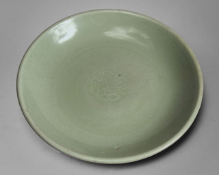 Lote 538: ANTIGUO PLATO HONDO CHINO DE PORCELANA CELADON.  ANTIGUO PLATO HONDO CHINO DE PORCELANA CELADON. 