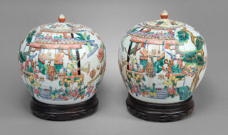 Lote 471: PAR DE ANTIGUOS POTICHES CHINOS DE PORCELANA CON TAPA. PAR DE ANTIGUOS POTICHES CHINOS DE PORCELANA CON TAPA.