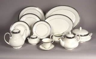 Lote 479: JUEGO DE PORCELANA INGLESA ROYAL DOULTON PARA MESA. JUEGO DE PORCELANA INGLESA ROYAL DOULTON PARA MESA.