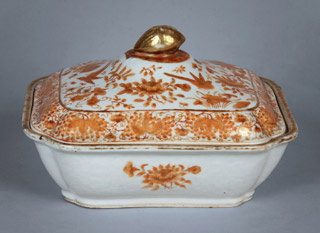 Lote 549: ANTIGUA GUISERA DE PORCELANA CHINA DE LA COMPANIA DE INDIAS. ANTIGUA GUISERA DE PORCELANA CHINA DE LA COMPANIA DE INDIAS.