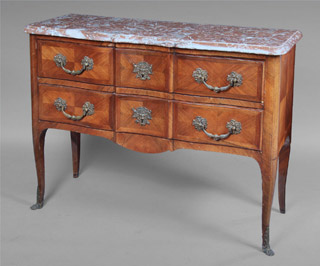 Lote 187: COMODA DE ESTILO FRANCES TRANSICION.  COMODA DE ESTILO FRANCES TRANSICION. 