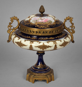 Lote 532: COPON DE PORCELANA FRANCESA DE SEVRES CON TAPA.  COPON DE PORCELANA FRANCESA DE SEVRES CON TAPA. 
