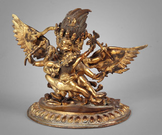 Lote 332: ANTIGUA FIGURA TIBETANA MAHAKALA DE BRONCE DORADO. ANTIGUA FIGURA TIBETANA MAHAKALA DE BRONCE DORADO.