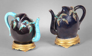 Lote 472: DOS ANTIGUOS 'CALOGAN WINE POTS' DE PORCELANA CHINA. DOS ANTIGUOS 'CALOGAN WINE POTS' DE PORCELANA CHINA.