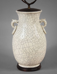 Lote 572: LAMPARA CON VASO DE CERAMICA CRAQUELADA. LAMPARA CON VASO DE CERAMICA CRAQUELADA.