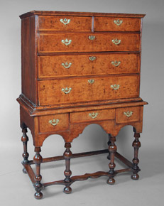 Lote 111: ANTIGUO CHEST ON STAND INGLES GEORGIAN.  ANTIGUO CHEST ON STAND INGLES GEORGIAN. 