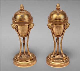 Lote 336: PAR DE PEQUEÑAS 'CASSOLETTES' FRANCESAS DE BRONCE DORADO.  PAR DE PEQUEÑAS 'CASSOLETTES' FRANCESAS DE BRONCE DORADO. 