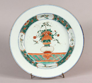 Lote 506: ANTIGUA FUENTE DE PORCELANA CHINA FAMILLE VERT. ANTIGUA FUENTE DE PORCELANA CHINA FAMILLE VERT.