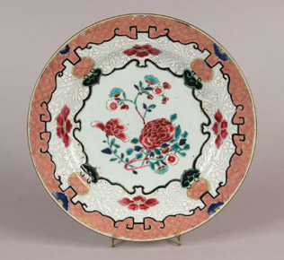 Lote 517: ANTIGUO PLATO DE PORCELANA CHINA DE LA FAMILLE ROSE. ANTIGUO PLATO DE PORCELANA CHINA DE LA FAMILLE ROSE.