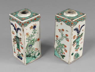 Lote 497: PAR DE VASOS DE ANTIGUA PORCELANA CHINA ESMALTADA. PAR DE VASOS DE ANTIGUA PORCELANA CHINA ESMALTADA.