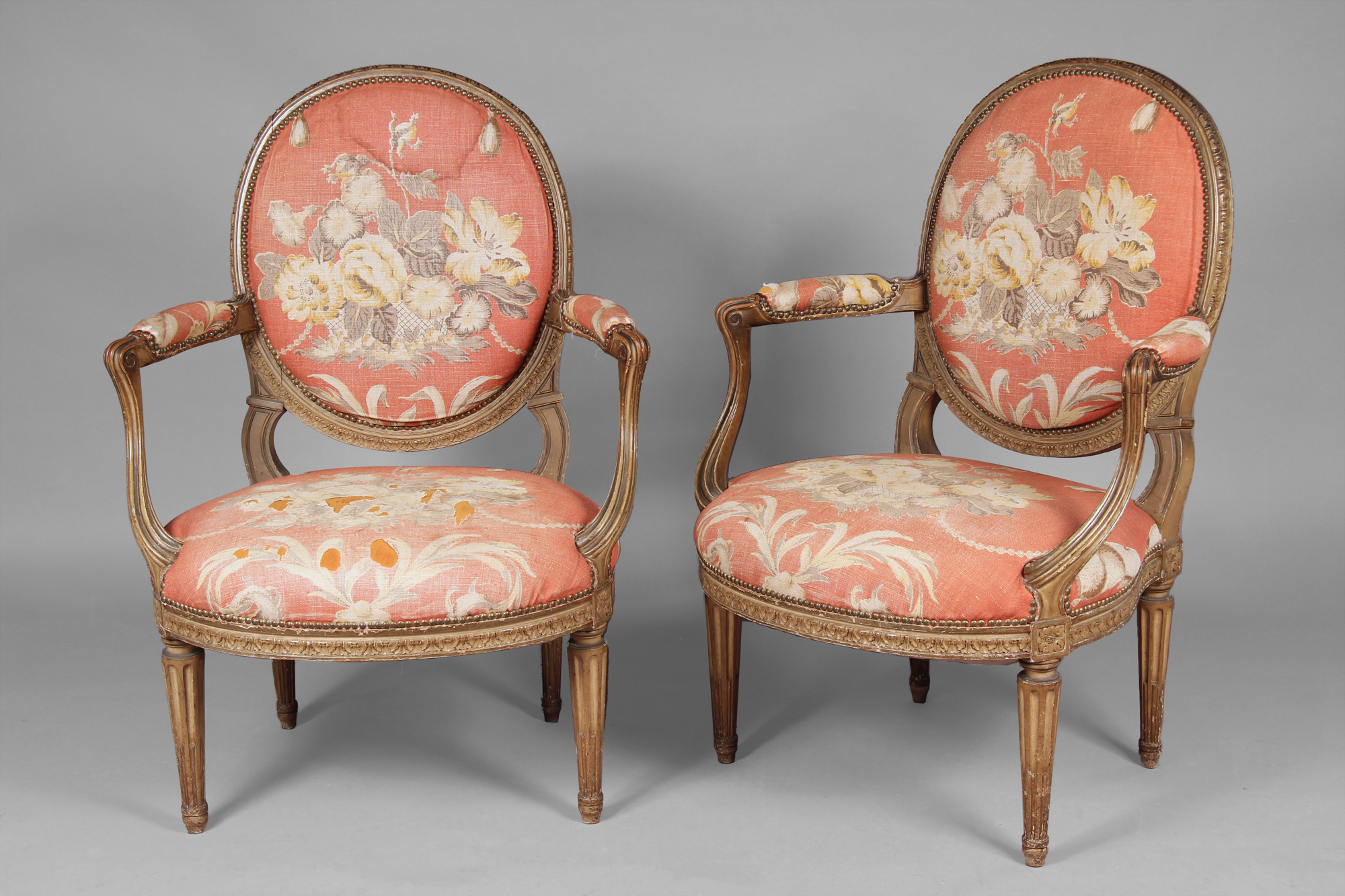  PAR DE SILLONES FRANCESES DE ESTILO LUIS XVI. 