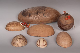 Lote 455: CATORCE ARTESANIAS BRASILEÑAS DE LA TRIBU TAPIRAPÉ.  CATORCE ARTESANIAS BRASILEÑAS DE LA TRIBU TAPIRAPÉ. 