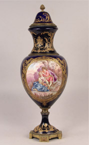 Lote 403: POTICHE FRANCES DE PORCELANA CON TAPA. POTICHE FRANCES DE PORCELANA CON TAPA.