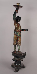 Lote 456: FIGURA VENECIANA DE MADERA TALLADA Y POLICROMADA.  FIGURA VENECIANA DE MADERA TALLADA Y POLICROMADA. 