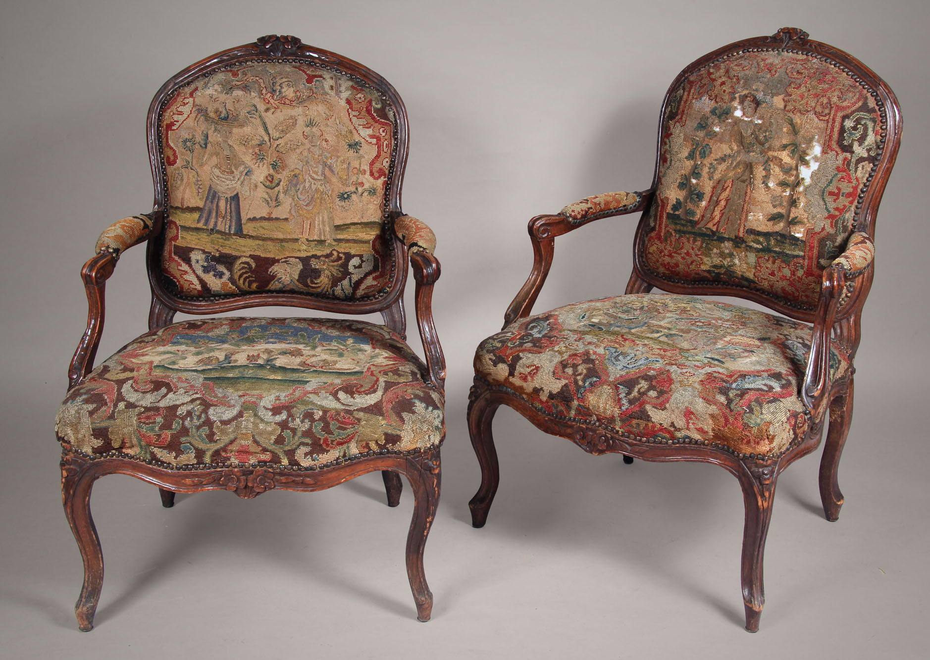  CUATRO ANTIGUOS SILLONES FRANCESES DE EPOCA LUIS XV. 