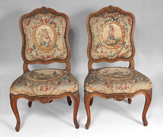 Lote 210: PAR DE ANTIGUAS SILLAS FRANCESAS DE ESTILO LUIS XV.  PAR DE ANTIGUAS SILLAS FRANCESAS DE ESTILO LUIS XV. 