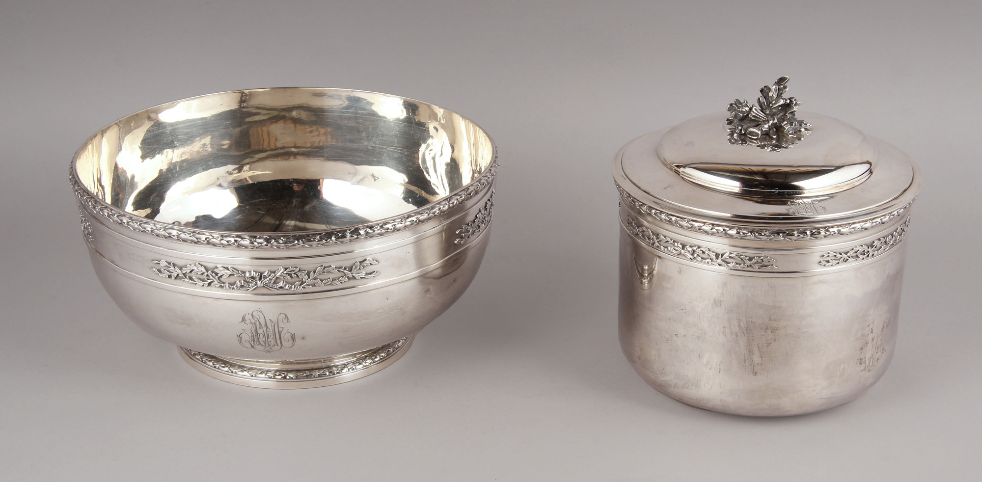 Lotes 426 y 427: 
																		CENTRO FRUTERA DE PLATA FRANCESA SELLADA. 
																		BIZCOCHERA DE PLATA FRANCESA SELLADA CON TAPA. 