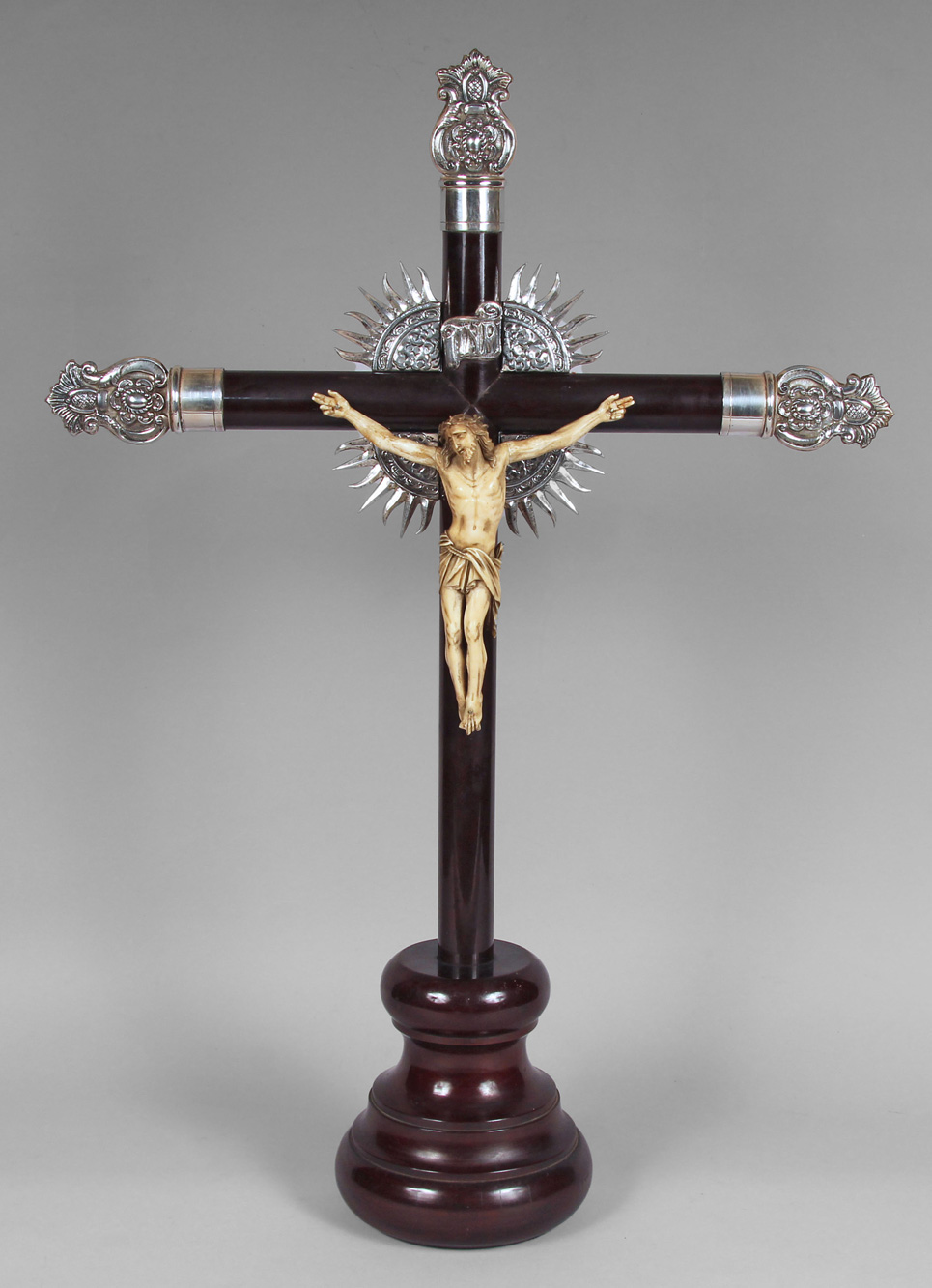  CRUCIFIJO DE APOYO CON PUNZON DE PLATERO PALLAROLS. 