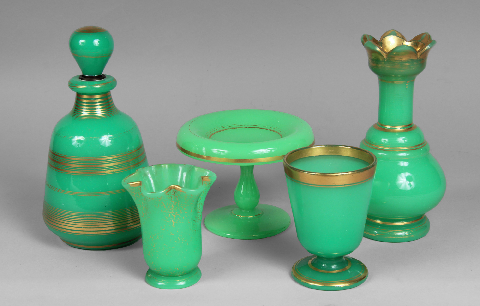  CINCO PIEZAS DE OPALINA FRANCESA COLOR VERDE. 