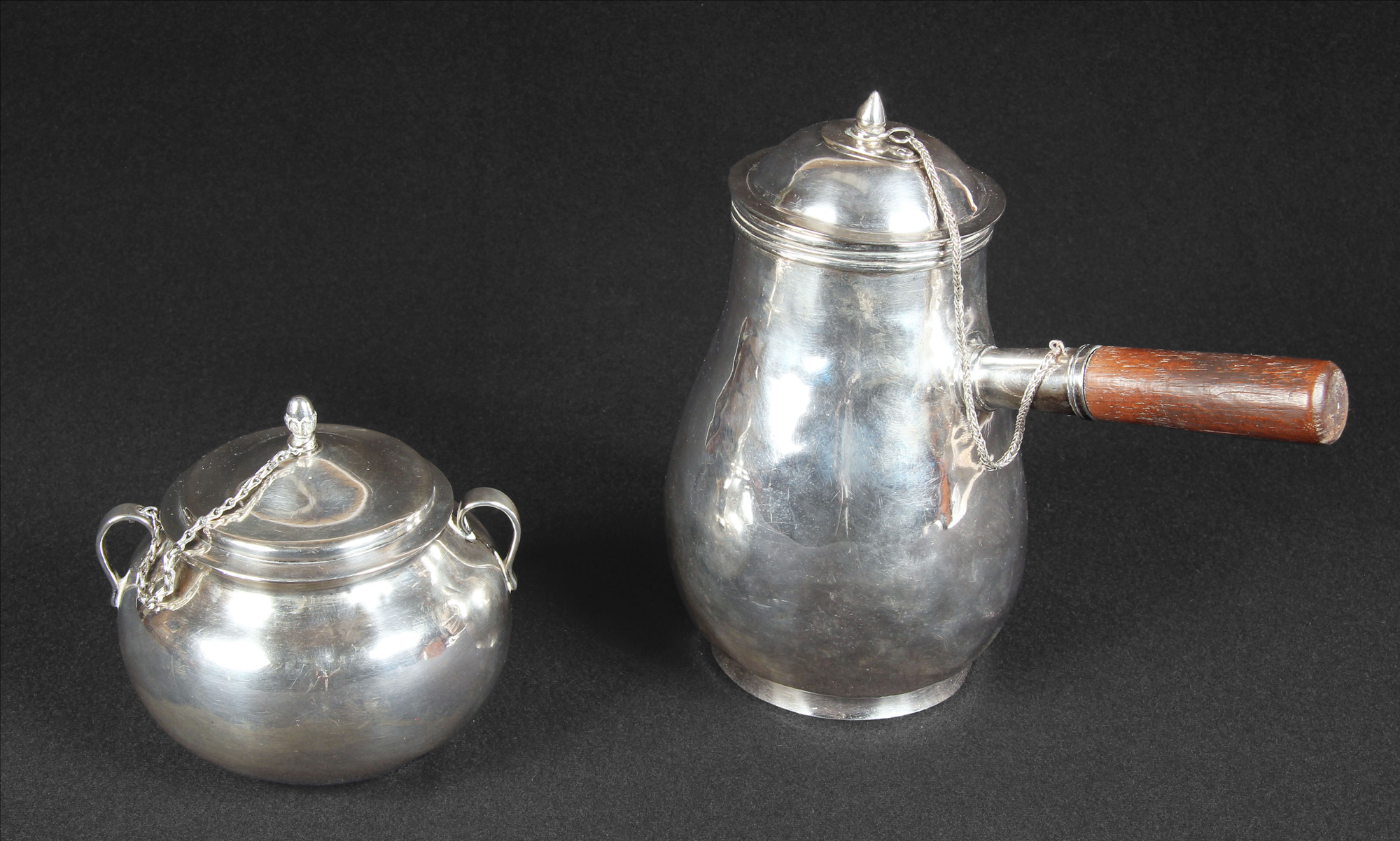 Lotes 374 y 375: 
																		PEQUEÑA OLLA COLONIAL CON TAPA. 
																		ANTIGUA CHOCOLATERA DE PLATA BATIDA Y MARTILLADA.