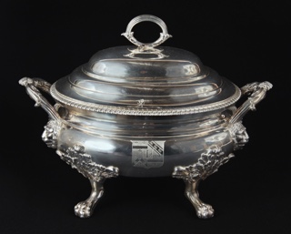 Lote 401: ANTIGUA SOPERA DE PLATA INGLESA EPOCA JORGE III.  ANTIGUA SOPERA DE PLATA INGLESA EPOCA JORGE III. 