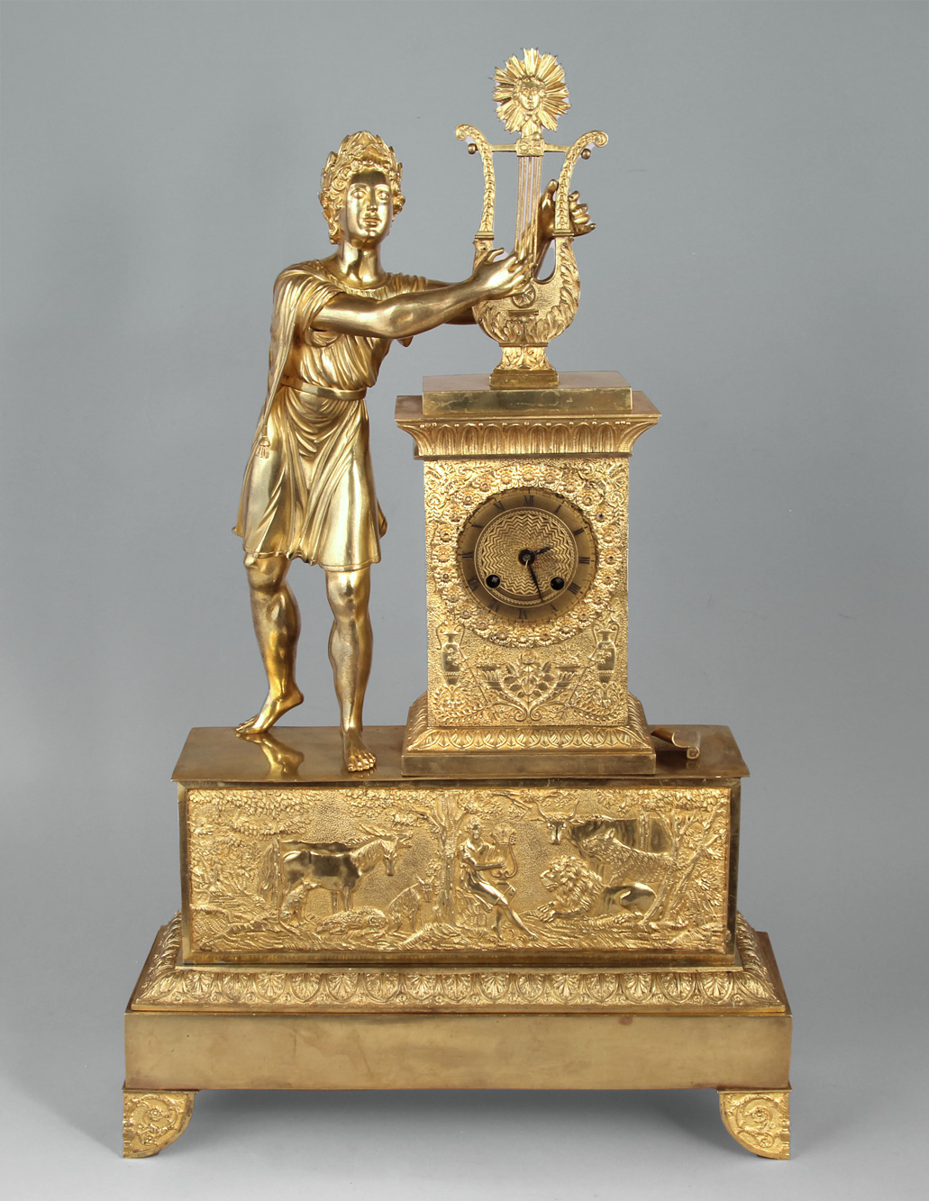  RELOJ FRANCES DE BRONCE CINCELADO Y DORADO. 