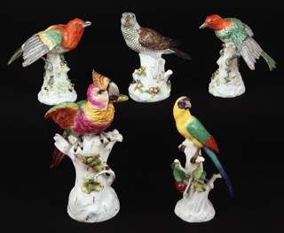 Lotes 323, 324 y 325: ANTIGUAS
																		TRES ANTIGUAS FIGURAS DE PORCELANA ALEMANA DE MEISSEN. 
																		ANTIGUA FIGURA 'LORO' DE PORCELANA ALEMANA ESMALTADA. 
																		ANTIGUA FIGURA DE PORCELANA NAPOLITANA CAPO DI MONTE. 