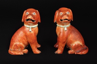 Lote 296: PAR DE ANTIGUOS PERROS DE PORCELANA CHINA ESMALTADA.  PAR DE ANTIGUOS PERROS DE PORCELANA CHINA ESMALTADA. 