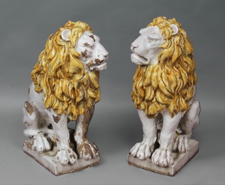Lote 344: PAR DE LEONES ITALIANOS DE CERAMICA ESMALTADA.  PAR DE LEONES ITALIANOS DE CERAMICA ESMALTADA. 