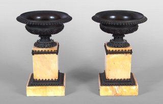 Lote 352: PAR DE COPONES DE BRONCE CINCELADO Y PATINADO.  PAR DE COPONES DE BRONCE CINCELADO Y PATINADO. 