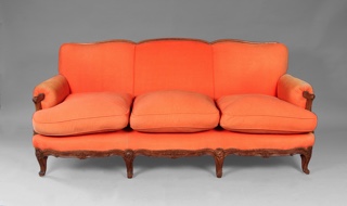 Lote 154: SOFA DE ESTILO FRANCES LUIS XV PARA TRES CUERPOS.  SOFA DE ESTILO FRANCES LUIS XV PARA TRES CUERPOS. 