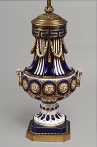Lote 579: LAMPARA CON ANFORA DE PORCELANA FRANCESA ESMALTADA. LAMPARA CON ANFORA DE PORCELANA FRANCESA ESMALTADA.