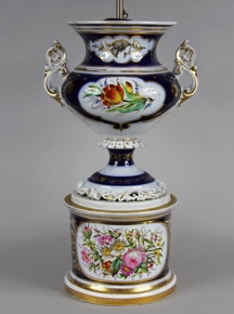 Lote 689: GRAN ANFORA DE PORCELANA ISABELINA ESMALTADA.  GRAN ANFORA DE PORCELANA ISABELINA ESMALTADA. 