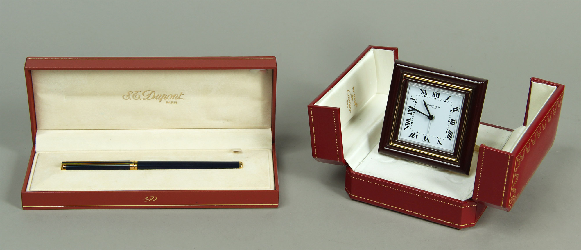  RELOJ DESPERTADOR CARTIER Y LAPICERA DUPONT EN SUS ESTUCHES.