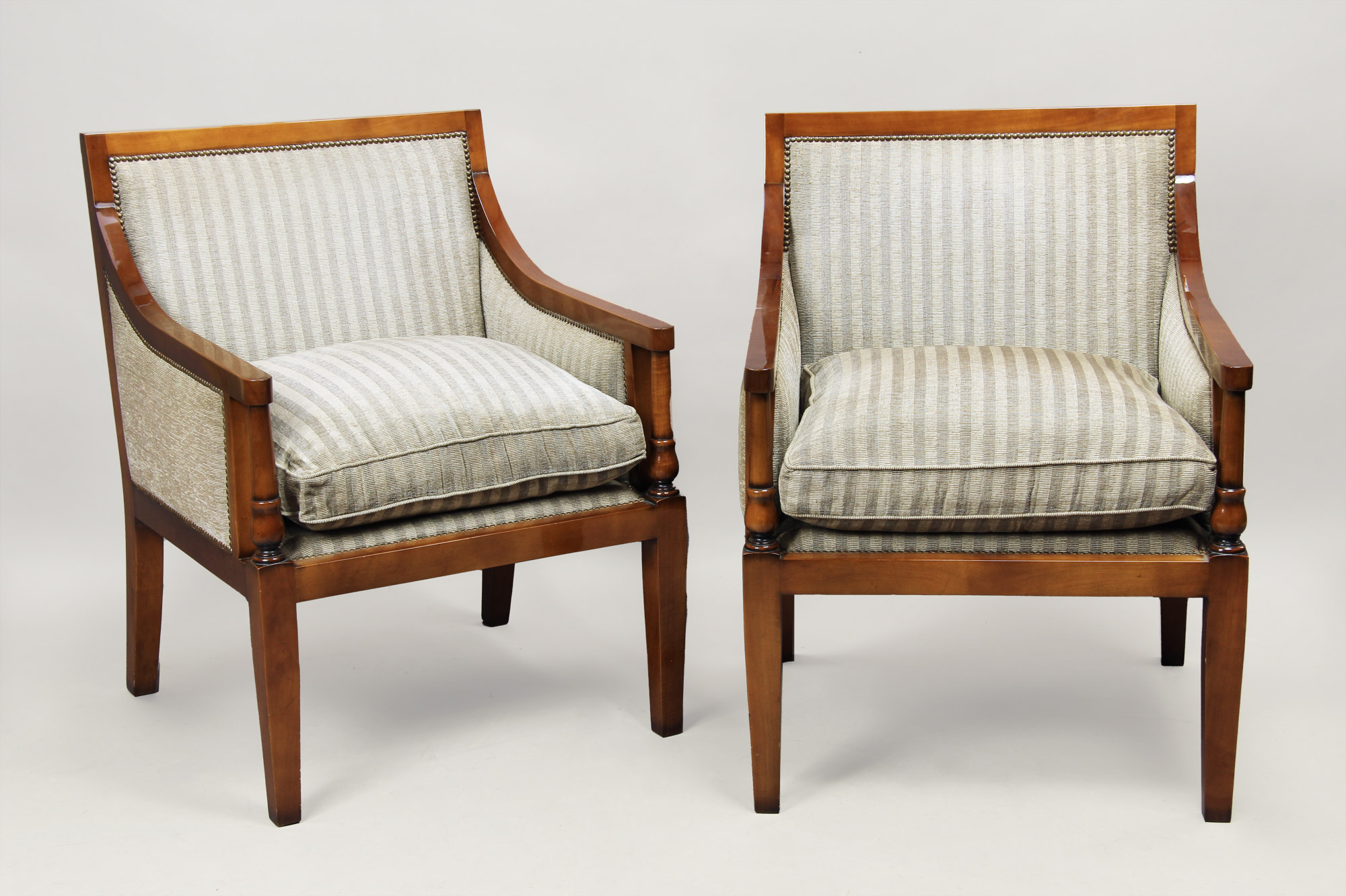  PAR DE SILLONES DE ESTILO NEOCLASICO. 