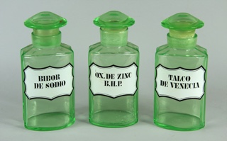 Lote 674: TRES ANTIGUOS FRASCOS DE VIDRIO VERDE PARA FARMACIA. TRES ANTIGUOS FRASCOS DE VIDRIO VERDE PARA FARMACIA.